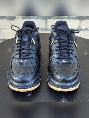 Mens Nike Air Force 1 Luxe Sneakers Black Gum Sole DB4109-001 Size 9 EUC